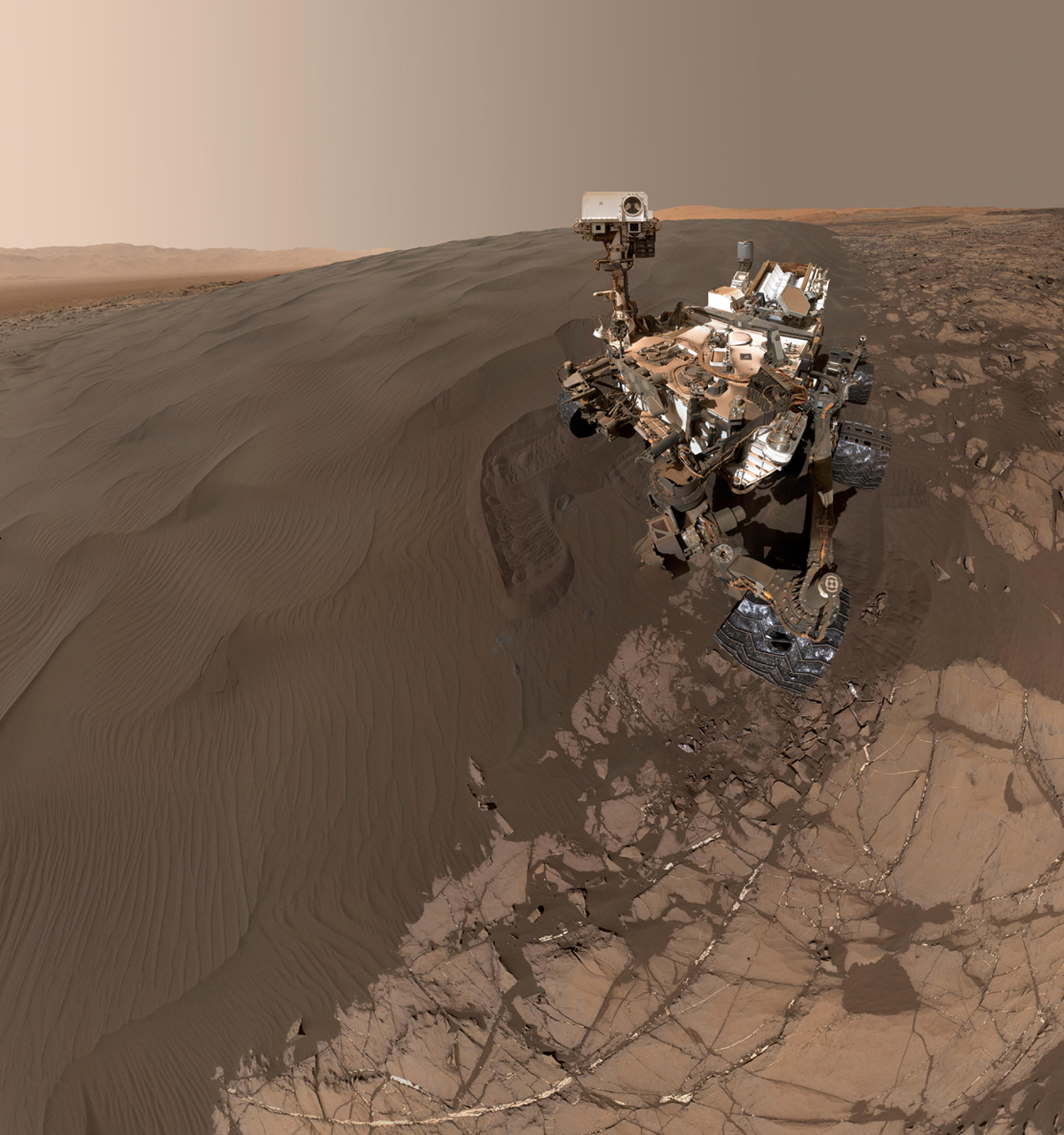 Curiosity Rover on Mars Snaps Epic Selfie with Sand Dunes (Photo)